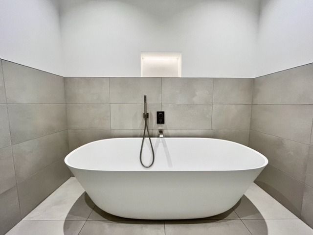 Mehrfamilienhaus in Erding: Bad mit freistehender Wanne
