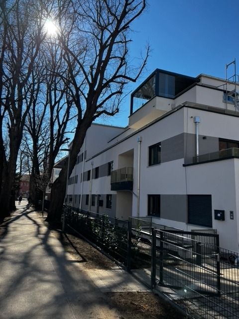 Mehrfamilienhaus in Erding: Fassade entlang des Fußwegs