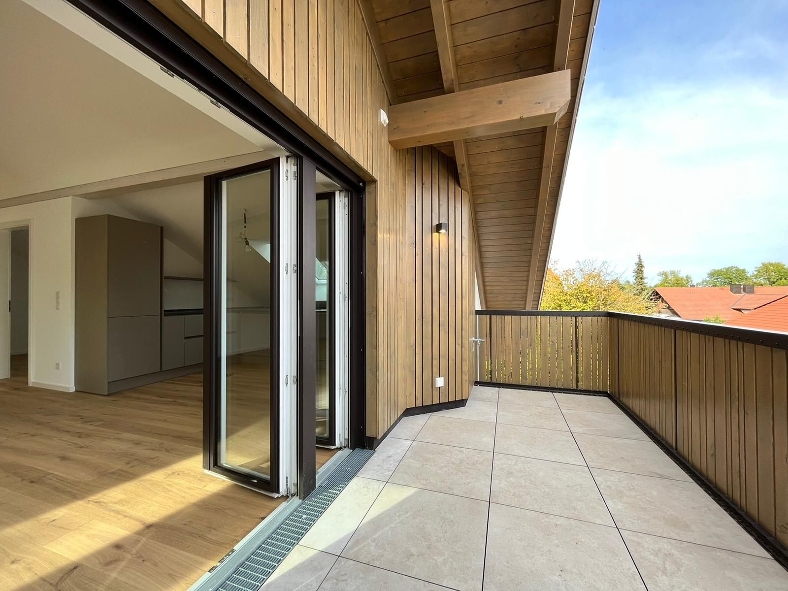 Mehrfamilienhaus in Oberhaching: Dachterrasse mit Holzverschalung