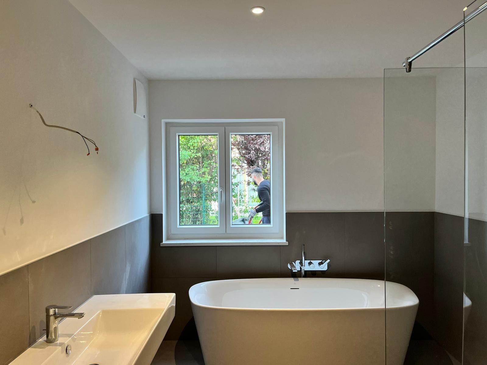 Mehrfamilienhaus in Oberhaching: Bad mit freistehender Wanne