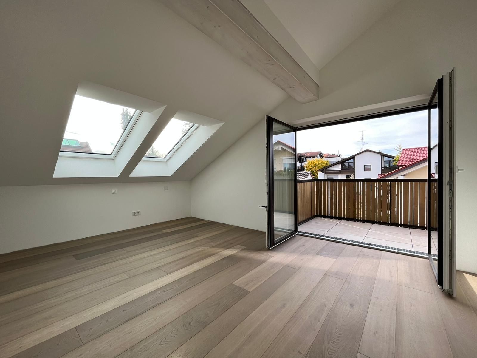 Mehrfamilienhaus in Oberhaching: Zimmer im Dachgeschoss mit Balkon